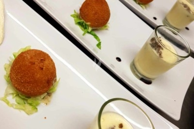 Filet de poisson nappé de sauce brune, accompagné de purée, lard croustillant et garniture de champignons.