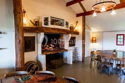 Tente beige en toile installée dans une clairière entourée d'arbres.