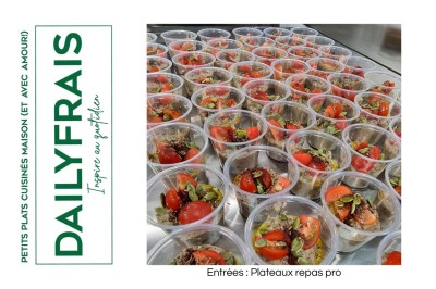 Plateau repas composé de légumes colorés, viande, riz et accompagnements, présenté sur une table en bois clair.