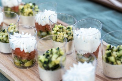 Plateau repas composé de légumes colorés, viande, riz et accompagnements, présenté sur une table en bois clair.