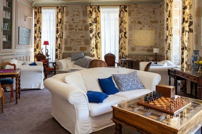Salle de bain moderne avec douche à l'italienne, lavabo sur plan en bois, miroir éclairé et porte-serviettes mural.