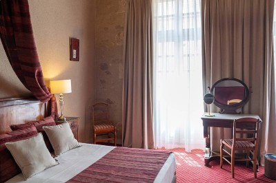 Salle de bain moderne avec douche à l'italienne, lavabo sur plan en bois, miroir éclairé et porte-serviettes mural.