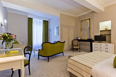 Salle de bain moderne avec douche à l'italienne, lavabo sur plan en bois, miroir éclairé et porte-serviettes mural.