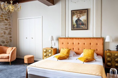 Salle de bain moderne avec douche à l'italienne, lavabo sur plan en bois, miroir éclairé et porte-serviettes mural.