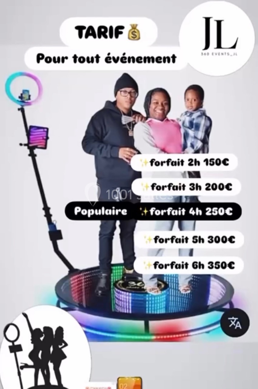 Une famille posant sur une plateforme photo 360 avec des forfaits tarifaires affichés pour des événements.