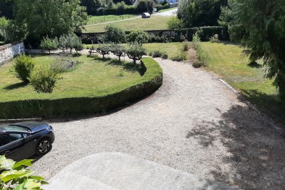 Miniature Location salle Courcelles-lès-Gisors (Oise) - Domaine des Rives de L'Epte #19 Massif d'hortensias en fleurs près d'un mur en pierre, avec un jardin verdoyant et des arbres en arrière-plan.