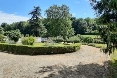 Miniature Location salle Courcelles-lès-Gisors (Oise) - Domaine des Rives de L'Epte #11 Massif d'hortensias en fleurs près d'un mur en pierre, avec un jardin verdoyant et des arbres en arrière-plan.