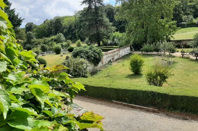 Miniature Location salle Courcelles-lès-Gisors (Oise) - Domaine des Rives de L'Epte #22 Massif d'hortensias en fleurs près d'un mur en pierre, avec un jardin verdoyant et des arbres en arrière-plan.