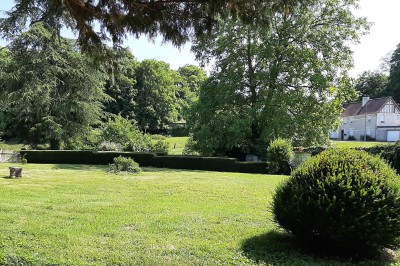 Miniature Location salle Courcelles-lès-Gisors (Oise) - Domaine des Rives de L'Epte #17 Massif d'hortensias en fleurs près d'un mur en pierre, avec un jardin verdoyant et des arbres en arrière-plan.