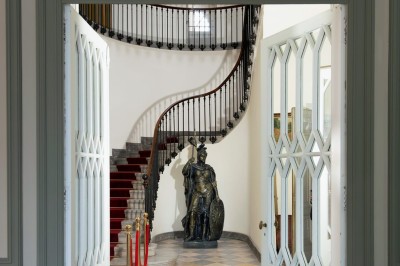 Un couple en tenue de mariage se tient devant une grande table décorée, avec un manoir en arrière-plan.