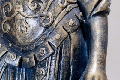 Tente blanche montée sur une pelouse, entourée de personnes et de tables, dans une cour avec bâtiments en arrière-plan.