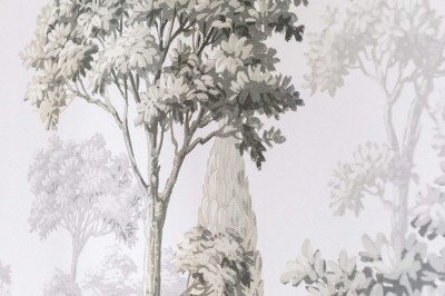 Tente blanche montée sur une pelouse, entourée de personnes et de tables, dans une cour avec bâtiments en arrière-plan.