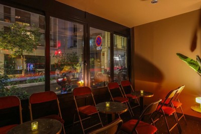 Miniature Location salle Paris 9 (Paris) - Chez Prince Pigalle #15 Façade d'un établissement avec une entrée vitrée, éclairée par une lumière rouge et une enseigne lumineuse bleue.