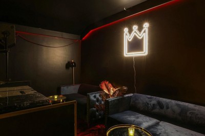Miniature Location salle Paris 9 (Paris) - Chez Prince Pigalle #14 Façade d'un établissement avec une entrée vitrée, éclairée par une lumière rouge et une enseigne lumineuse bleue.