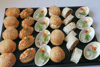 Filet de poisson nappé de sauce brune, accompagné de purée, lard croustillant et légumes sautés.