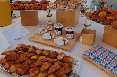 Filet de poisson nappé de sauce brune, accompagné de purée, lard croustillant et légumes sautés.