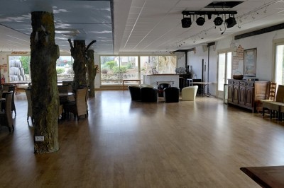 Filet de poisson nappé de sauce brune, accompagné de purée, lard croustillant et légumes sautés.