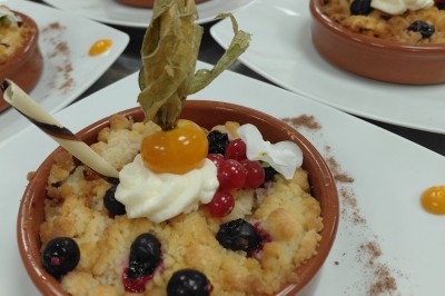 Filet de poisson nappé de sauce brune, accompagné de purée, lard croustillant et légumes sautés.