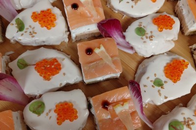 Filet de poisson nappé de sauce brune, accompagné de purée, lard croustillant et légumes sautés.