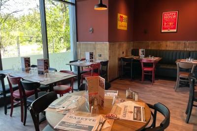 Miniature Location salle Étrembières (Haute-Savoie) - 3 Brasseurs #5 Cuves en acier inoxydable dans une brasserie artisanale, avec vue sur une terrasse extérieure ensoleillée.