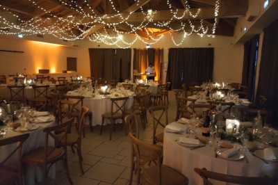 Assiette avec un morceau de viande nappé de sauce, purée, garniture de légumes et fleur comestible en décoration.