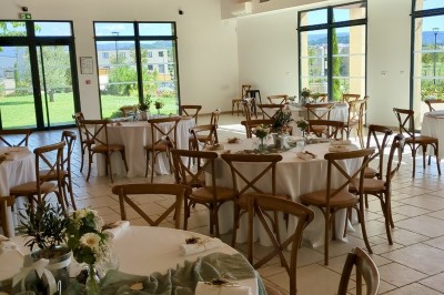 Assiette avec un morceau de viande nappé de sauce, purée, garniture de légumes et fleur comestible en décoration.