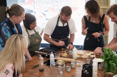 Plan d'étage affichant deux espaces principaux avec leurs dimensions : 123 m² et 81 m², sur fond brun.