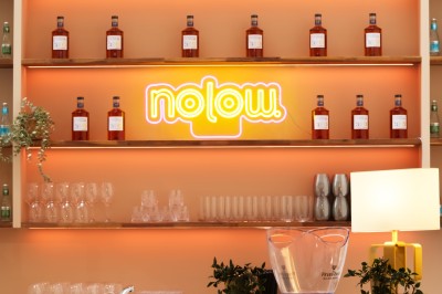 Plan d'étage affichant deux espaces principaux avec leurs dimensions : 123 m² et 81 m², sur fond brun.