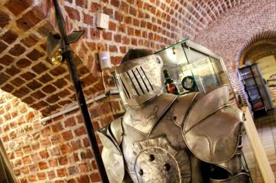 Espace extérieur aménagé pour un événement avec tables hautes, buffet et tente blanche, entouré de verdure.