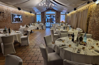 Miniature Location salle Mons-en-Baroeul (Nord) - Fort de Mons #12 Espace extérieur aménagé pour un événement avec tables hautes, buffet et tente blanche, entouré de verdure.
