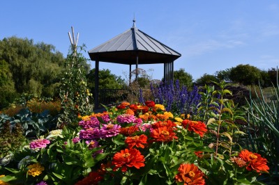 Quatre personnes jouent au padel sur un court extérieur avec vue sur des montagnes et un ciel dégagé.