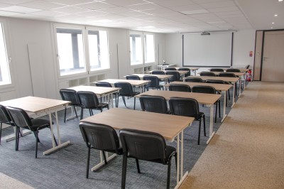 Miniature Location salle Montrouge (Hauts-de-Seine) - Confédération Musicale de France #3 Salle de réunion lumineuse avec tables en bois, chaises noires, écran de projection et fenêtres.