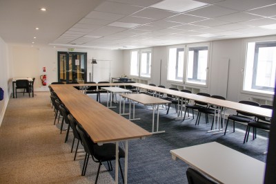 Miniature Location salle Montrouge (Hauts-de-Seine) - Confédération Musicale de France #4 Salle de réunion lumineuse avec tables en bois, chaises noires, écran de projection et fenêtres.
