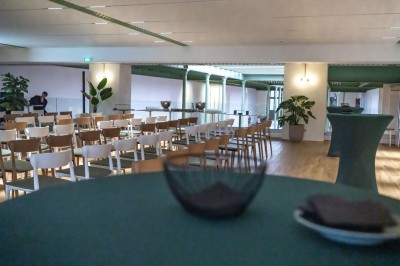 Miniature Location salle Paris 8 (Paris) - Réséda Café By Thierry Marx au Grand Palais #9 Façade d'un bâtiment en pierre de style classique avec des colonnes et des fenêtres, partiellement encadrée par un arbre.