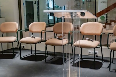 Miniature Location salle Paris 8 (Paris) - Réséda Café By Thierry Marx au Grand Palais #15 Façade d'un bâtiment en pierre de style classique avec des colonnes et des fenêtres, partiellement encadrée par un arbre.