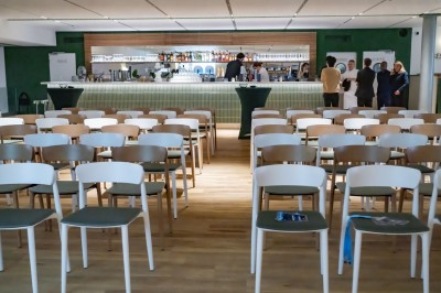 Miniature Location salle Paris 8 (Paris) - Réséda Café By Thierry Marx au Grand Palais #6 Façade d'un bâtiment en pierre de style classique avec des colonnes et des fenêtres, partiellement encadrée par un arbre.