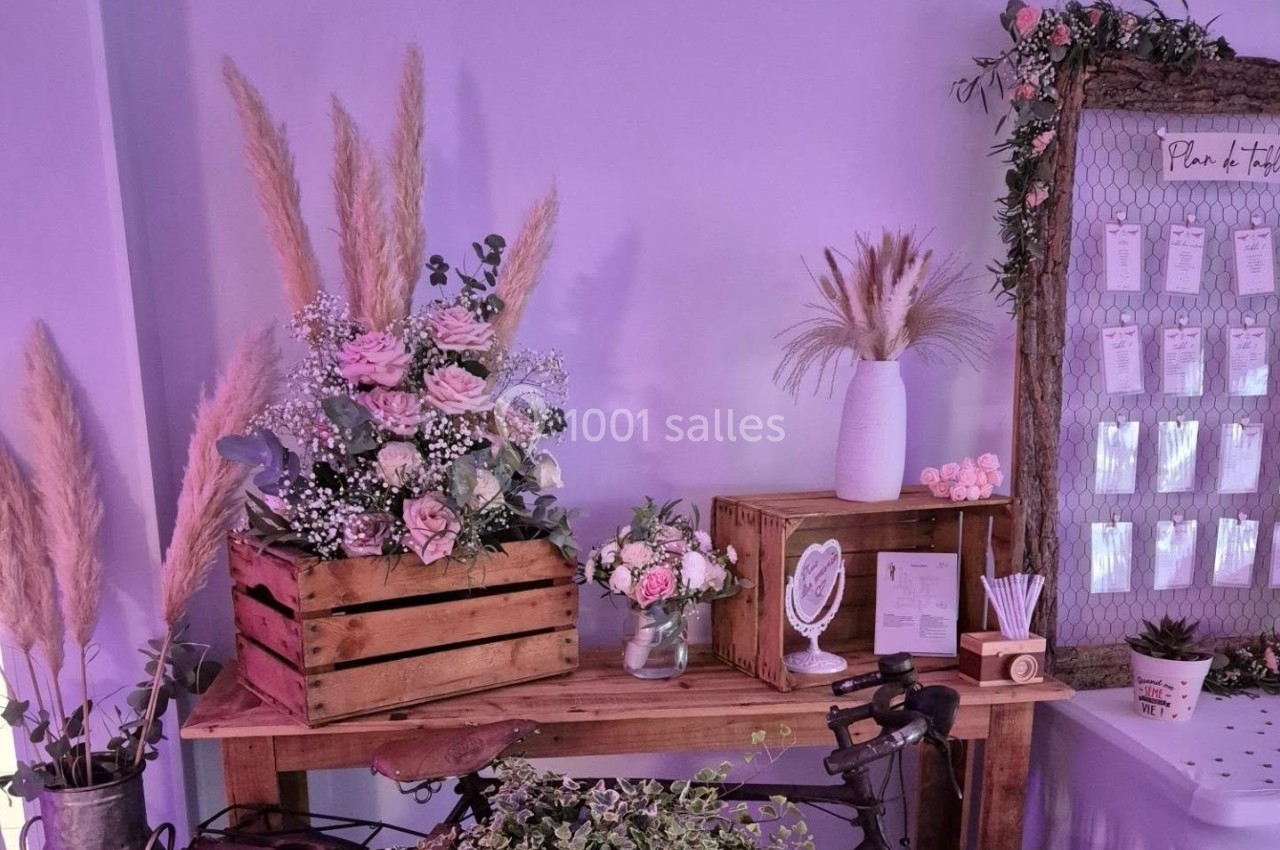 Décoration florale avec des bouquets, des caisses en bois, un vélo vintage et un tableau d'affichage dans une ambiance…