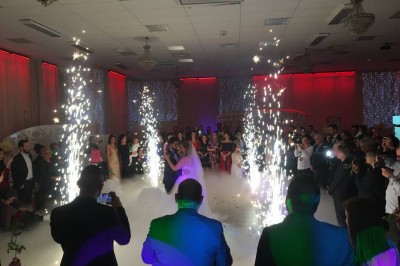 Décoration florale avec des bouquets, des caisses en bois, un vélo vintage et un tableau d'affichage dans une ambiance…