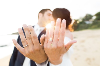 Miniature Hadrien Brunner Photographe #2 Une femme en robe blanche et talons pose son pied sur un ballon de football sur une pelouse.