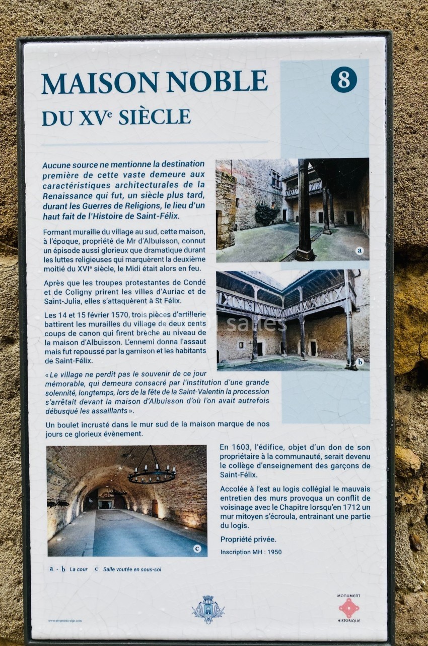 Panneau explicatif détaillant l'histoire et l'architecture d'une maison noble du XVe siècle, avec photos et illustrations.