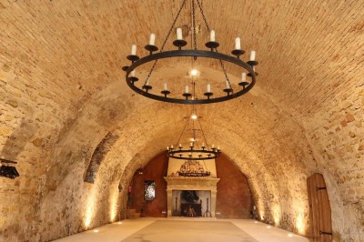 Miniature Location salle Saint-Félix-Lauragais (Haute-Garonne) - La Commanderie #4 Portail métallique noir fermé entre deux murs en pierre, entouré de végétation et d'arbustes.