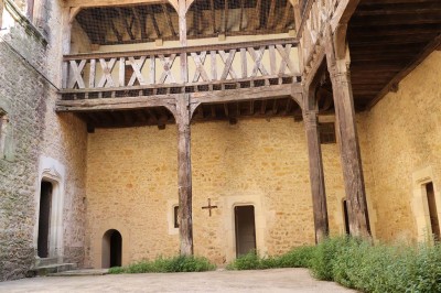 Miniature Location salle Saint-Félix-Lauragais (Haute-Garonne) - La Commanderie #7 Portail métallique noir fermé entre deux murs en pierre, entouré de végétation et d'arbustes.