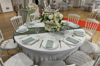 Assiette contenant un morceau de viande avec sauce, légumes rôtis, chips croustillante et garniture verte.
