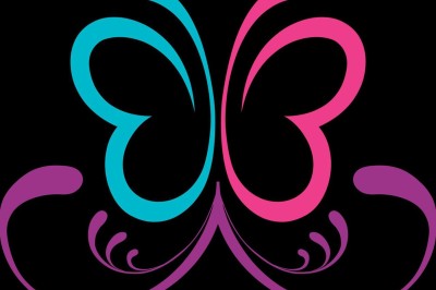 Assiette contenant un morceau de viande avec sauce, légumes rôtis, chips croustillante et garniture verte.