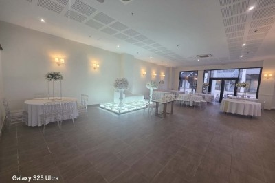 Assiette contenant un morceau de viande avec sauce, légumes rôtis, chips croustillante et garniture verte.