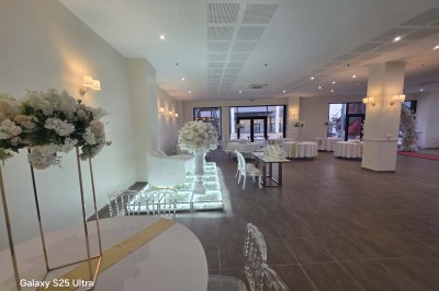 Assiette contenant un morceau de viande avec sauce, légumes rôtis, chips croustillante et garniture verte.