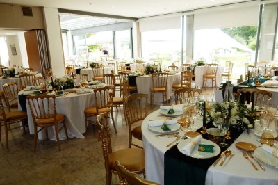 Montgolfière multicolore flottant dans un ciel bleu clair.