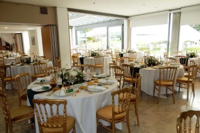 Montgolfière multicolore flottant dans un ciel bleu clair.