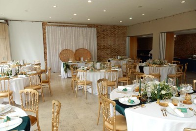Montgolfière multicolore flottant dans un ciel bleu clair.