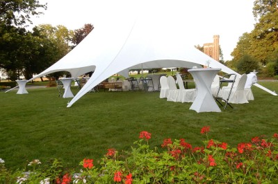 Montgolfière multicolore flottant dans un ciel bleu clair.